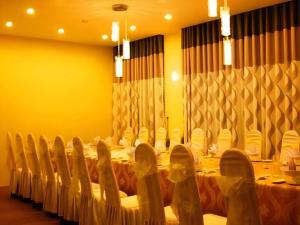 a conference room with a long table and chairs at My Tra Riverside Hotel in An Bình (1) +43 photos