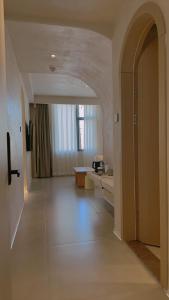 corridoio con arco e soggiorno di Tangyin Courtyard Hotel a Xi'an