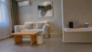 un soggiorno con un divano e un tavolo di Tangyin Courtyard Hotel a Xi'an Altre 34 foto