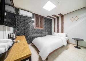 Giường trong phòng chung tại 부평 호텔 휴