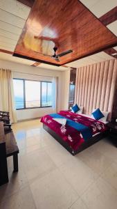 Ένα ή περισσότερα κρεβάτια σε δωμάτιο στο The Pari's world Restuarant & Home Stay +10 φωτογραφίες