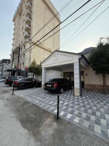 un coche aparcado en un garaje al lado de un edificio en Art Dream Hotel, en Tashkent