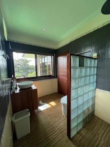 um banheiro com uma pia, um vaso sanitário e uma janela em Sense Asia em Haad Tian mais 165 fotografias