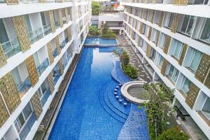 an overhead view of a swimming pool between two buildings at Sunday Hotel Arshika Sunset Road in Kuta