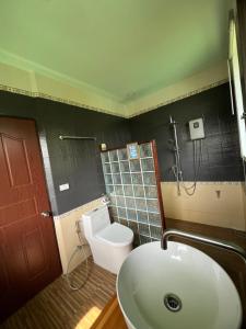 um banheiro com um vaso sanitário branco e uma pia em Sense Asia em Haad Tian