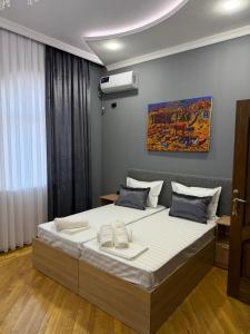 un dormitorio con una cama grande en una habitación en Art Dream Hotel, en Tashkent