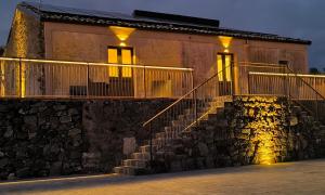 un conjunto de escaleras que conducen a un edificio con luces en Agriturismo Travaglianti Alloggio Etna, en Ragalna