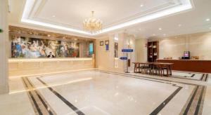 um quarto grande com uma pista de dança num edifício em Vienna Hotel Harbin Central Avenue em Harbin