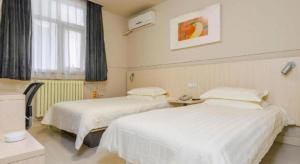 Ένα ή περισσότερα κρεβάτια σε δωμάτιο στο Jinjiang Inn Tai'an Taishan Railway Station +41 φωτογραφίες