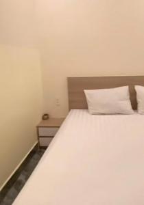 Postel nebo postele na pokoji v ubytování Bảo Ngọc Hotel