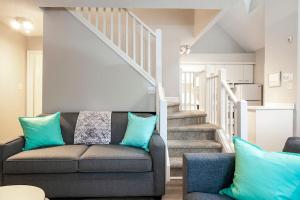 Et opholdsområde på Tranquility Oasis Ski-In Out Hot Tub Shuttle