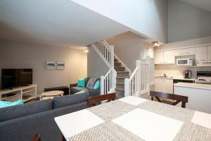 Køkken eller tekøkken på Tranquility Oasis Ski-In Out Hot Tub Shuttle + 45 billeder