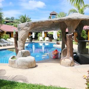 La pileta dentro o cerca de Kamala Tropical Garden Hotel