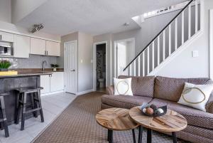 ein Wohnzimmer mit Sofa und Tisch in der Unterkunft Stay A While Ski-In-Out Hot Tub & Shuttle in Blue Mountains + 38 Fotos