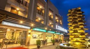 SuizoにあるL Square Hotelの建物の前に食べ物が山積みになっている