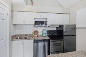 Køkken eller tekøkken på Cozy Nest Ski-In-Out Pool Hot Tub Shuttle