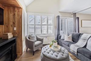 Et opholdsområde på Cozy Nest Ski-In-Out Pool Hot Tub Shuttle