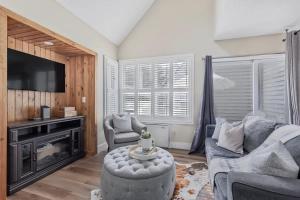 Et tv og/eller underholdning på Cozy Nest Ski-In-Out Pool Hot Tub Shuttle