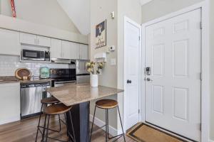 Køkken eller tekøkken på Cozy Nest Ski-In-Out Pool Hot Tub Shuttle