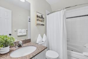 Et badeværelse på Cozy Nest Ski-In-Out Pool Hot Tub Shuttle + 36 billeder