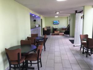 TV a/nebo společenská místnost v ubytování Americas Best Value Inn - Malvern