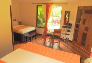 A bed or beds in a room at Mei Tai Cacao Lodge