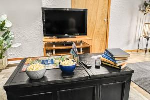 TV a/nebo společenská místnost v ubytování 315A Palm Villa | European Village + 23 fotografií