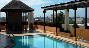 uma piscina no topo de um prédio em Tanahmas The Sibu Hotel em Sibu