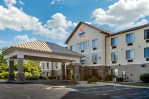 un hotel con un cenador en un aparcamiento en Comfort Suites Grandville - Grand Rapids SW, en Grandville