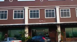 um prédio com carros estacionados na frente em De Mesra Villa em Kampung Sena