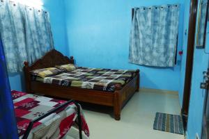 Ένα ή περισσότερα κρεβάτια σε δωμάτιο στο Sri Gurudatta Nilayam