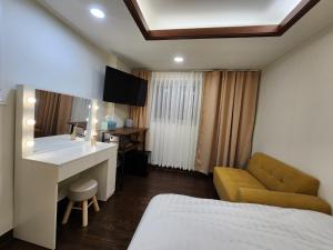 Ένα ή περισσότερα κρεβάτια σε δωμάτιο στο CK Inn