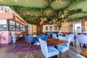 马尔马里斯Motto Premium Hotel&Spa的一间带桌椅和灯光的餐厅