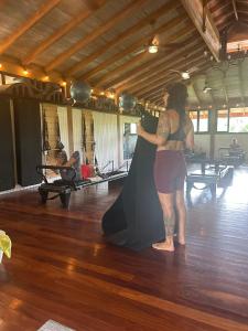 Una mujer está de pie en una clase de baile. en Pilates Nosara, en Playa Guiones 6 fotos más
