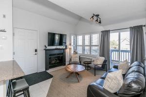 een woonkamer met een bank en een open haard bij Mountain Peaks Ski-In-Out Pool Shuttle in Blue Mountains +60 foto's