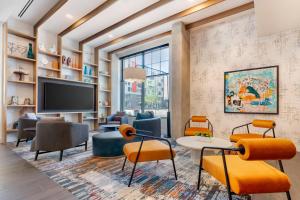 Una televisión o centro de entretenimiento en Cambria Hotel Denver Downtown RiNo