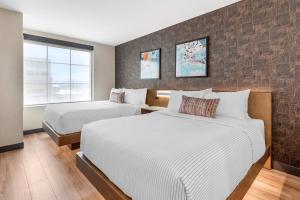 Una cama o camas en una habitación de Cambria Hotel Denver Downtown RiNo