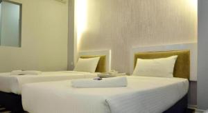 Ένα ή περισσότερα κρεβάτια σε δωμάτιο στο First Residence Hotel Kemaman +3 φωτογραφίες