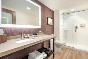 Un baño de Cambria Hotel Denver Downtown RiNo 72 fotos más