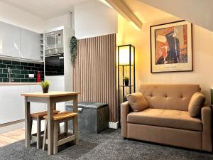 ein Wohnzimmer mit Sofa und Tisch in der Unterkunft Yastayzzz at Apartment 4 Worcester House in Worcester