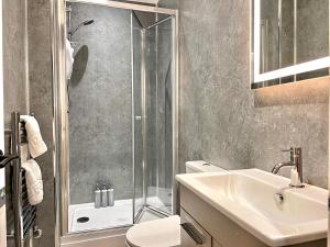 ein Badezimmer mit Dusche, Toilette und Waschbecken in der Unterkunft Yastayzzz at Apartment 4 Worcester House in Worcester