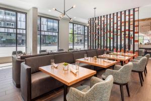 Un lugar para sentarse en Cambria Hotel Denver Downtown RiNo