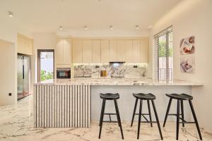 una cucina con due sgabelli da bar a bancone di Villa Mystery Saigon ad Ho Chi Minh