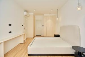 un letto bianco in una stanza con tavolo di Villa Mystery Saigon ad Ho Chi Minh Altre 6 foto