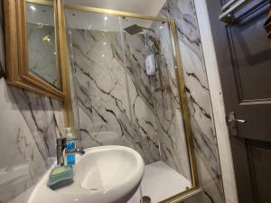 Ένα μπάνιο στο Charming Tudor Cottage White House Free Wifi Manchester +67 φωτογραφίες