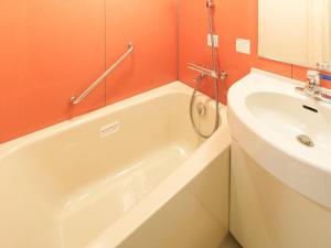 um banheiro com uma banheira branca e uma pia em Comfort Inn Ichinoseki Inter em Ichinoseki mais 21 fotografias