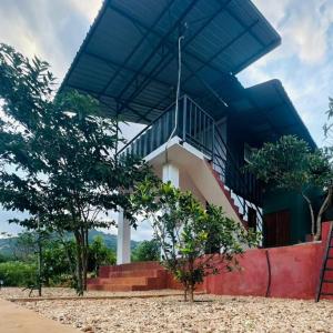 Un edificio con una escalera en frente. en Breeze Heven, en Matale