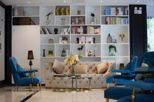 uma sala de estar com um sofá e cadeiras azuis em Xana Hotelle·Taiyuan South Inner Ring em Taiyuan