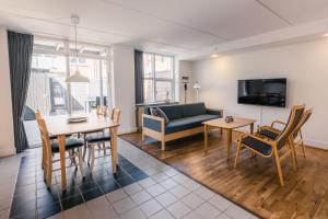 リーベにあるRibe Byferie Resortのテーブルとソファのあるリビングルーム