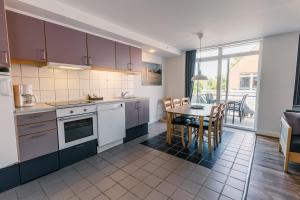 リーベにあるRibe Byferie Resortのテーブルとダイニングルームのあるキッチン